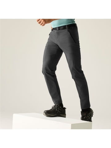 Regatta Outdoorhose Xert Stretch mit Gürtel in Kurzgröße in schwarz