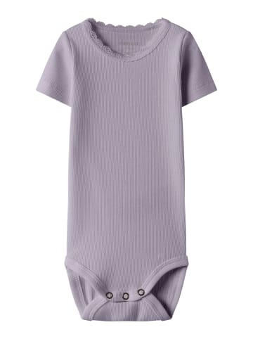 name it Kurzarmbody mit Spitzenbordüre in lavender gray
