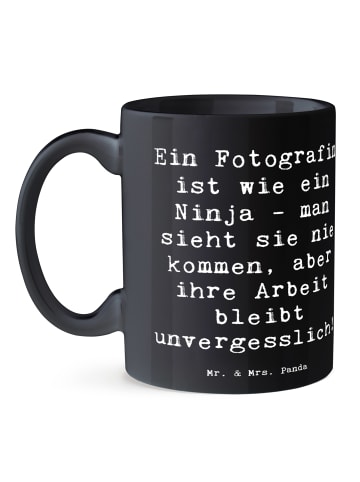 Mr. & Mrs. Panda Tasse Ein Fotografin ist wie ein Ninja - man si... in Schwarz
