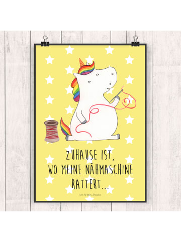 Mr. & Mrs. Panda Artprint Einhorn Näherin mit Spruch in Gelb Pastell