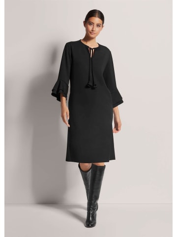 MADELEINE Etui-Kleid mit Trompetenärmeln in schwarz