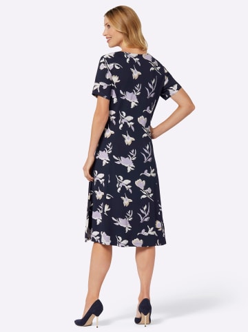 Sieh an! Jersey-Kleid in marine-flieder-bedruckt