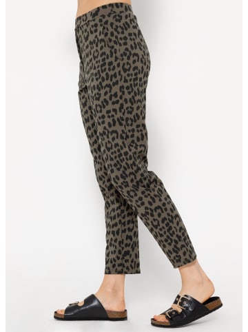 SASSYCLASSY Jersey Chino in Leo-Print in Khaki I Schwarz