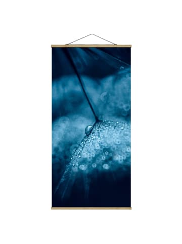 WALLART Stoffbild mit Posterleisten - Blaue Pusteblume im Regen in Blau