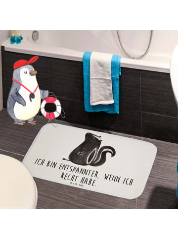 Mr. & Mrs. Panda Badematte Stinktier Sitzen mit Spruch in Weiß