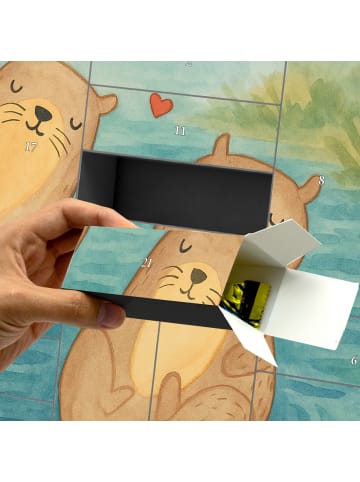 Mr. & Mrs. Panda Adventskalender Otter Hände halten Design ohne ... in Weiß