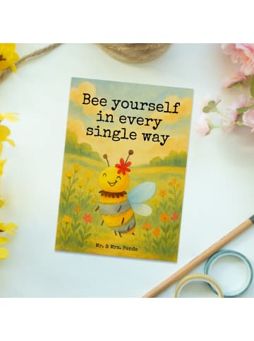 Mr. & Mrs. Panda Postkarte Biene Blume Design mit Spruch in Weiß