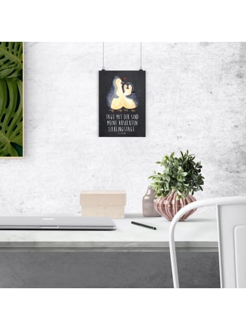 Mr. & Mrs. Panda Poster Pinguin umarmen mit Spruch in Kreidetafel