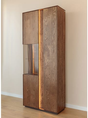 Feldmann-Wohnen Vitrine Collodi Wildeiche Tabak 84,5 / 37 / 205cm