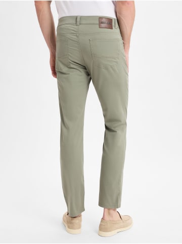 Andrew James Hose in schilf