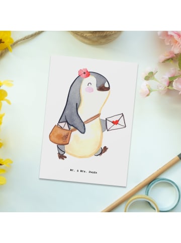 Mr. & Mrs. Panda Postkarte Postbotin Herz ohne Spruch in Weiß