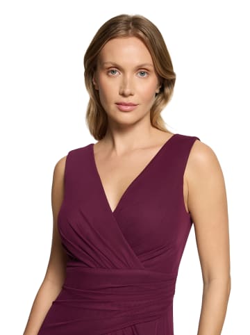 Vera Mont Abendkleid mit V-Ausschnitt in Strong Aubergine