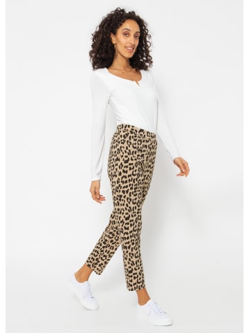 SASSYCLASSY Jersey Chino in Leo-Print in schwarz