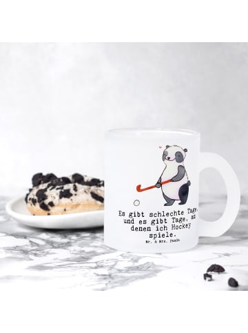 Mr. & Mrs. Panda Teetasse Glas Panda Hockey spielen mit Spruch in Transparent