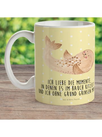 Mr. & Mrs. Panda Becher Robbe Liegen mit Spruch in Gelb Pastell