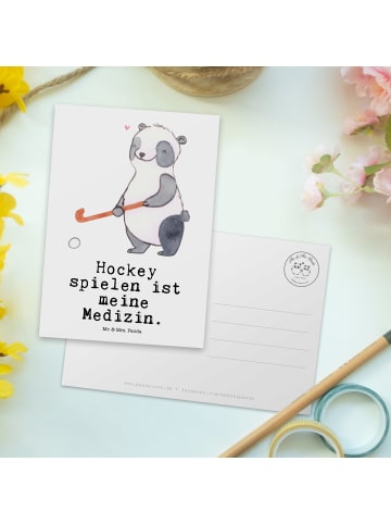 Mr. & Mrs. Panda Postkarte Panda Hockey spielen mit Spruch in Weiß