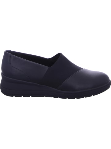 Jana Slipper in schwarz
