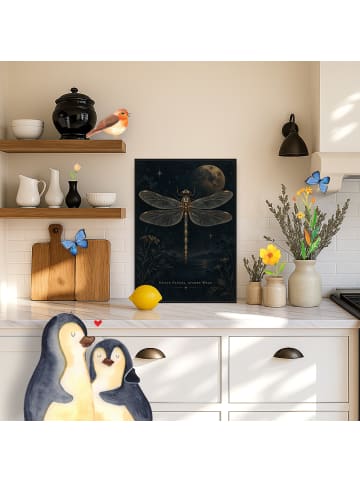 Mr. & Mrs. Panda Wandbild Libelle geheimnisvoll Design mit Spruch in Weiß