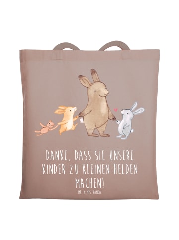 Mr. & Mrs. Panda Umhängetasche Erzieher Heldenmacher mit Spruch in Braun Pastell