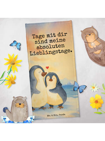 Mr. & Mrs. Panda Saunahandtuch Pinguin umarmen Design mit Spruch in Eisblau