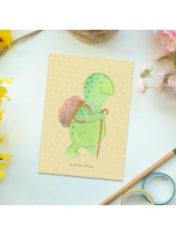 Mr. & Mrs. Panda Grußkarte Schildkröte Wanderer ohne Spruch in Gelb Pastell