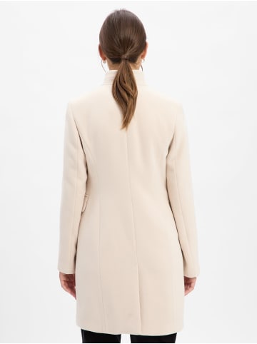 comma Mantel in sand