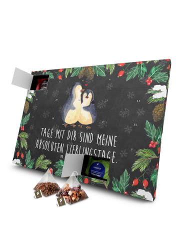 Mr. & Mrs. Panda Tee Kalender Pinguin umarmen mit Spruch in Kreidetafel