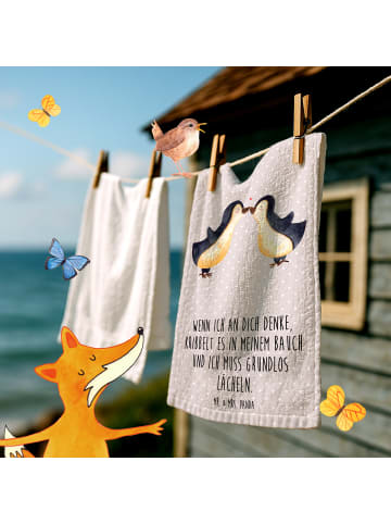Mr. & Mrs. Panda Handtuch Baumwolle Pinguine Kuss mit Spruch in Grau Pastell
