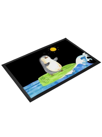 Mr. & Mrs. Panda Gummimatte Pinguin Surfer ohne Spruch in Schwarz