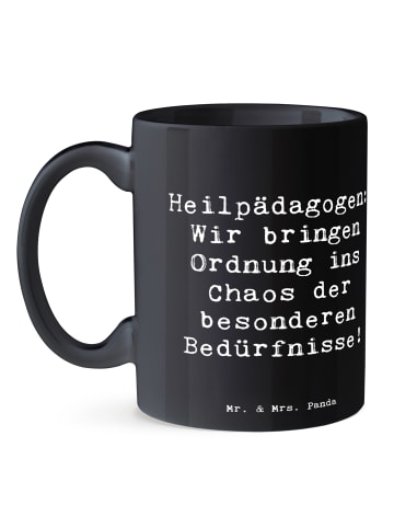 Mr. & Mrs. Panda Kaffeetasse Spruch Heilpädagogin Chaosordnung m... in Schwarz