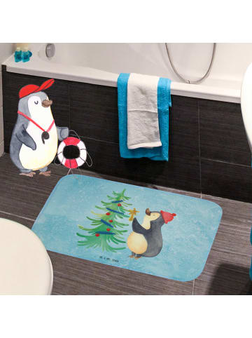 Mr. & Mrs. Panda Badezimmerteppich Pinguin Weihnachtsbaum ohne S... in Eisblau