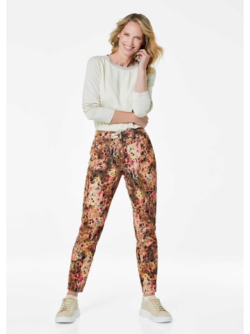 GOLDNER Kurzgröße:  Slim Fit Stoffhose mit Paisley-Muster in camel / gemustert