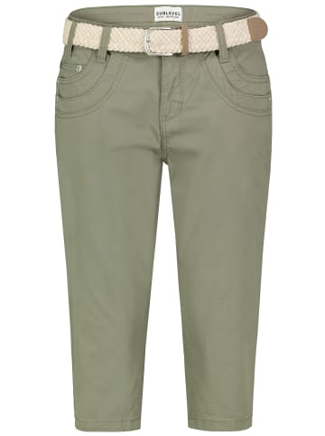 Sublevel Feine Chino Capri Hose mit geflochtenem Gürtel in Grün-2