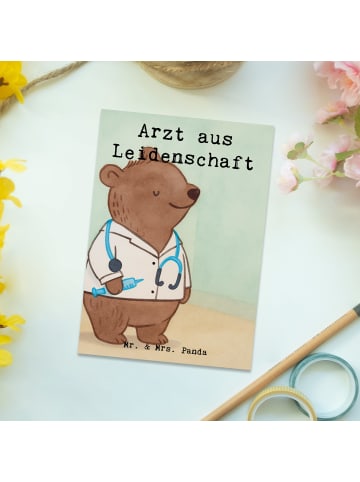 Mr. & Mrs. Panda Postkarte Arzt Leidenschaft Design mit Spruch in Weiß