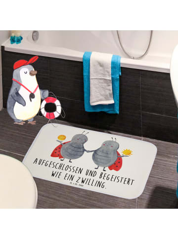 Mr. & Mrs. Panda Badematte Sternzeichen Zwilling mit Spruch in Weiß