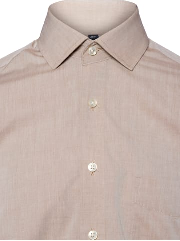 Andrew James Hemd in sand