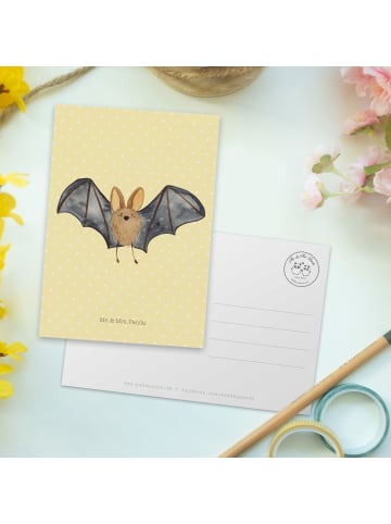 Mr. & Mrs. Panda Postkarte Fledermaus Flügel ohne Spruch in Gelb Pastell
