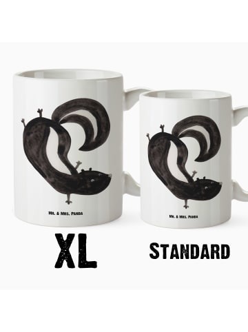 Mr. & Mrs. Panda XL Tasse Stinktier Handstand ohne Spruch in Weiß