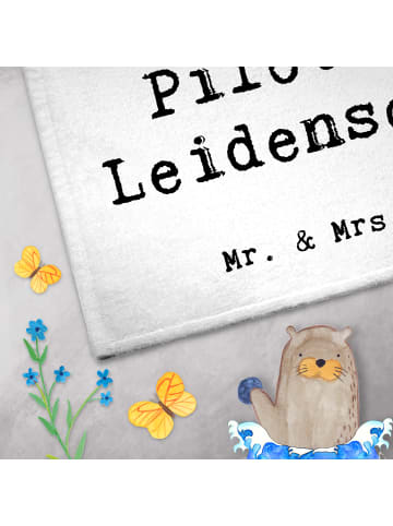 Mr. & Mrs. Panda Handtuch Pilot Leidenschaft mit Spruch in Weiß