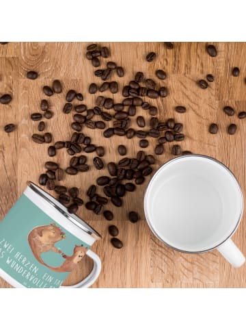 Mr. & Mrs. Panda Camping Emaille Tasse Brautpaar Herzen mit Spruch in Meeresbrise