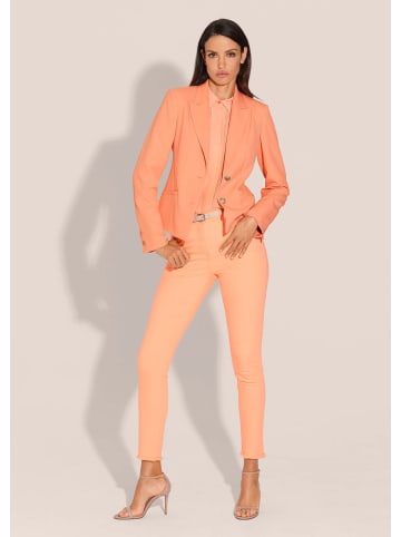 MADELEINE Taillierter Kurzblazer in pfirsich
