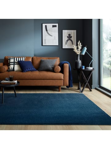 KADIMA DESIGN Samtweicher Teppich aus 100% recyceltem Material in Blau