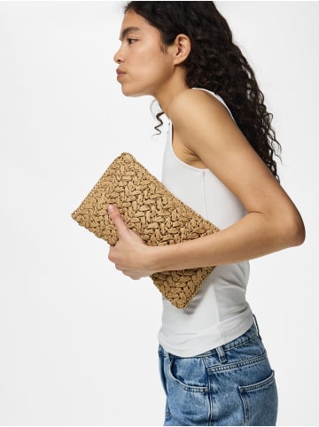 Pieces Clutch in Nature