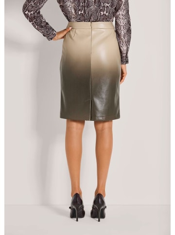 MADELEINE Eleganter Rock aus Leder-Imitat in beige / bleigrau