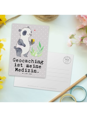 Mr. & Mrs. Panda Postkarte Panda Geocaching mit Spruch in Grau Pastell