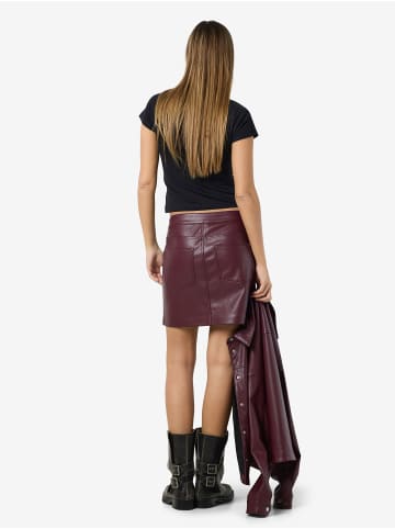 Noisy may Modischer Kurzer Rock in Lederoptik mit Ziernähten in Weinrot
