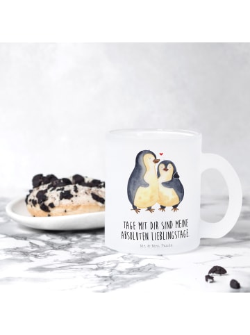 Mr. & Mrs. Panda Tasse Pinguin umarmen mit Spruch in Transparent