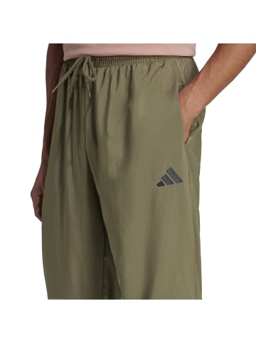 adidas Trainingshose in Kurzgröße in grün