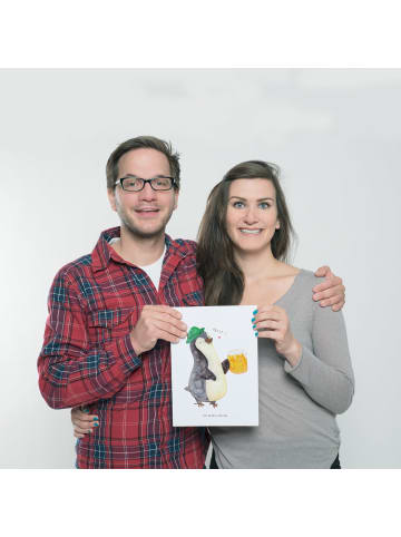 Mr. & Mrs. Panda Poster Pinguin Bier ohne Spruch in Weiß