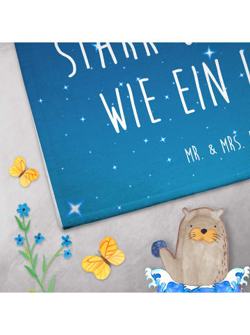 Mr. & Mrs. Panda Gästehandtuch Sternzeichen Löwe mit Spruch in Sternenhimmel Blau